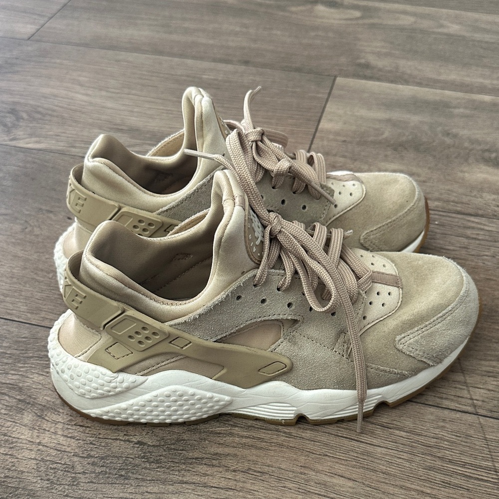 Tan women’s Nike Huaraches